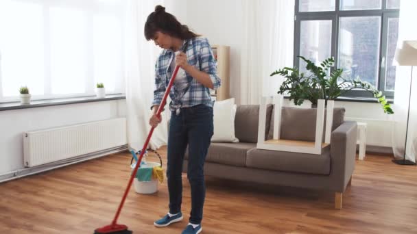 Aziatische vrouw met bezem vegen vloer en reiniging — Stockvideo