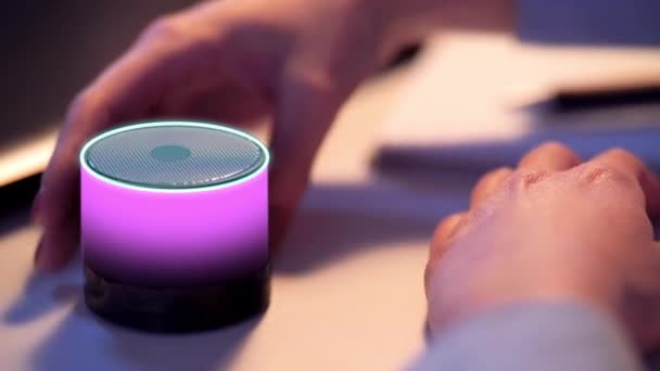 Zakenvrouw met behulp van smart speaker op kantoor — Stockvideo