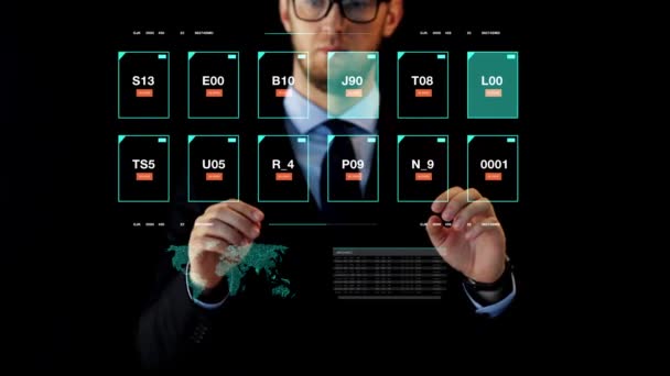 Hombre de negocios que trabaja con datos en la pantalla virtual — Vídeo de stock