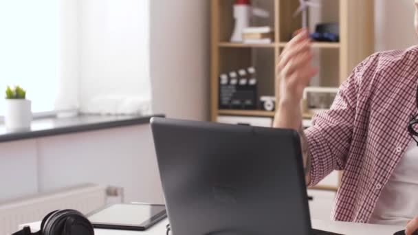 Jovem feliz com laptop e microfone em casa — Vídeo de Stock