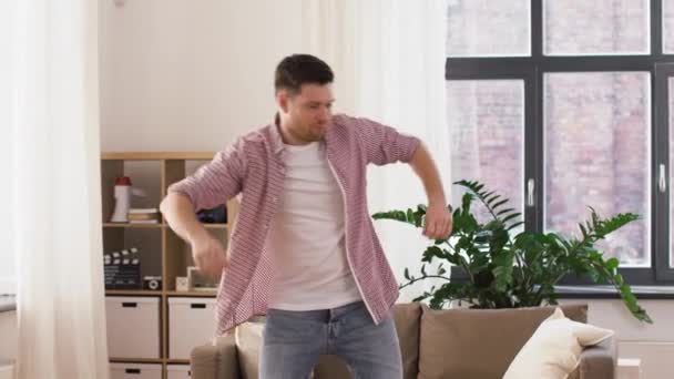 Feliz sorrindo jovem dançando em casa — Vídeo de Stock