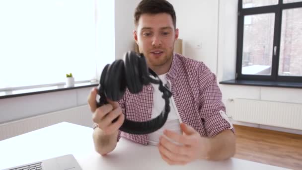 Blogueur masculin avec casque vidéo oblogging à la maison — Video