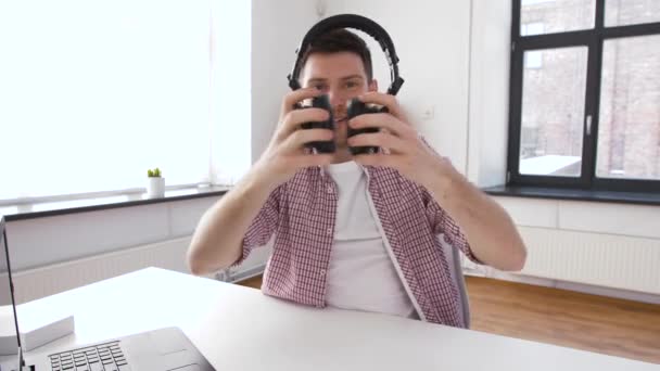 Blogueiro masculino com fones de ouvido videoblogging em casa — Vídeo de Stock