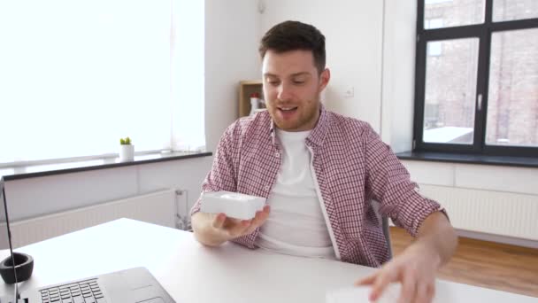 Blogueiro masculino com fones de ouvido videoblogging em casa — Vídeo de Stock