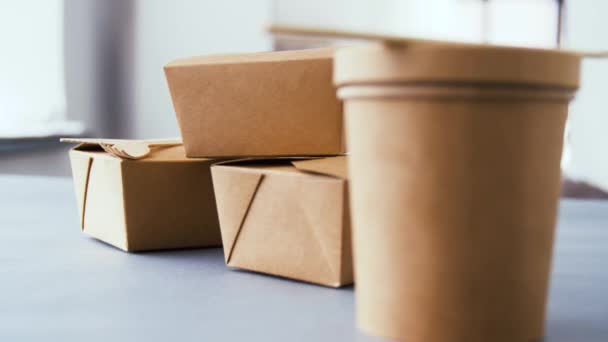 Einweg-Papiercontainer für Lebensmittel zum Mitnehmen — Stockvideo