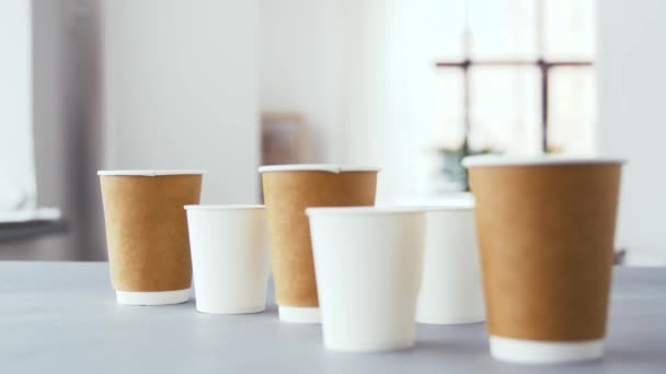Vários copos de papel descartáveis para bebidas quentes — Vídeo de Stock