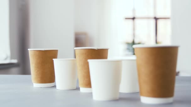 Varios vasos de papel desechables para bebidas calientes — Vídeos de Stock