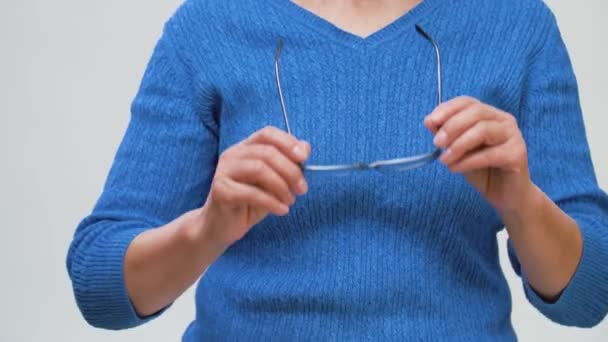 Retrato de mujer mayor poniéndose las gafas — Vídeos de Stock