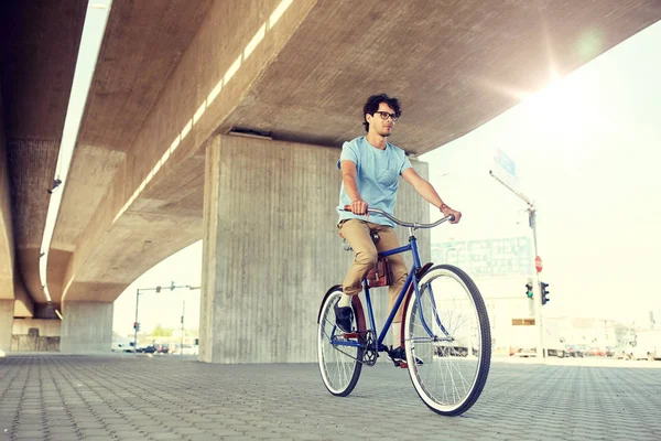 Jonge hipster man rijden vaste versnelling fiets — Stockfoto
