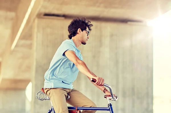 Hipster homem montando bicicleta de engrenagem fixa — Fotografia de Stock