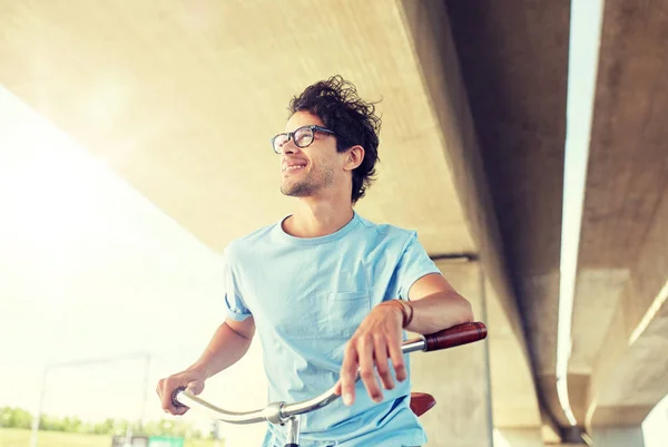 Hombre joven hipster montar bicicleta de engranaje fijo —  Fotos de Stock
