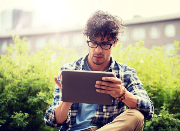 Hombre en gafas con tableta pc en la ciudad steet — Foto de Stock