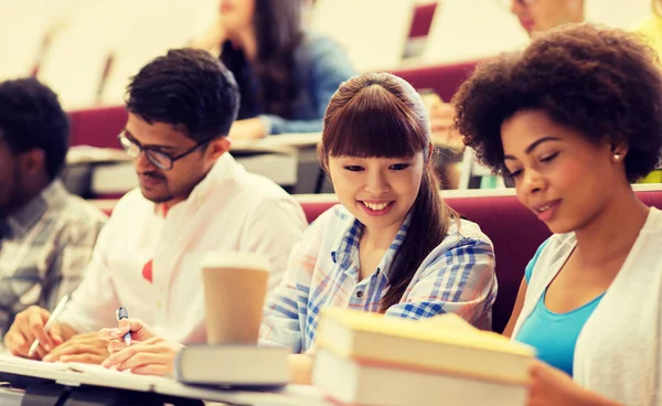 Grupp internationella studenter talar på föreläsning — Stockfoto