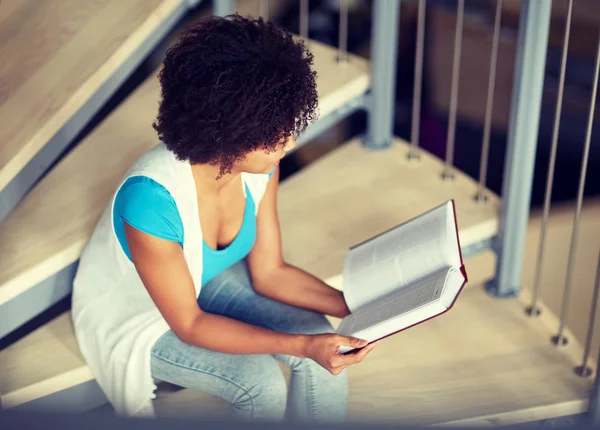 Estudante africano livro de leitura menina na biblioteca — Fotografia de Stock