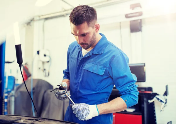 Mecánico hombre con llave de reparación de coches en el taller —  Fotos de Stock