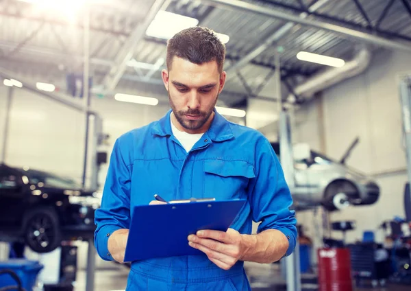 Automechaniker Mann mit Klemmbrett in Autowerkstatt — Stockfoto