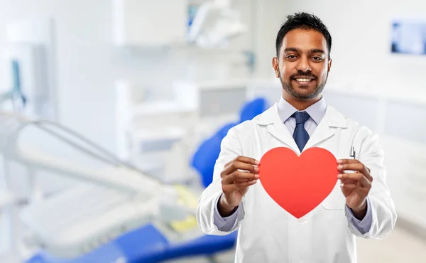 歯科医院で赤い心臓を持つ男性歯科医 — ストック写真