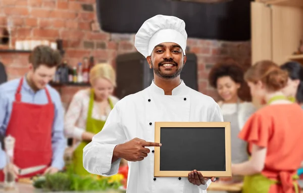 Chef indio feliz con pizarra en la clase de cocina —  Fotos de Stock