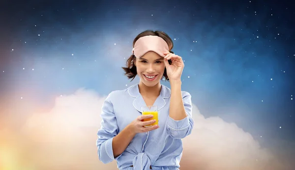 Kadın pijama ve meyve suyu ile uyku maskesi — Stok fotoğraf