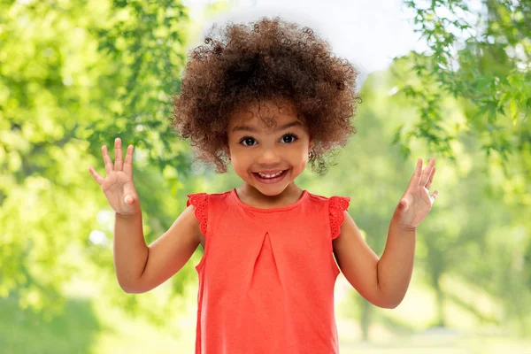 夏に幸せな小さなアフリカ系アメリカ人の女の子 — ストック写真