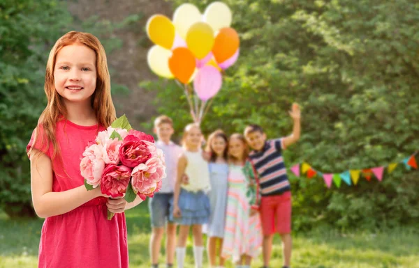 Chica pelirroja con flores en la fiesta de cumpleaños —  Fotos de Stock