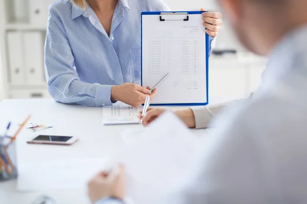 Équipe d'affaires discutant rapport au bureau — Photo