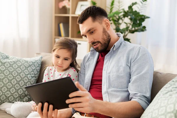 Πατέρας και κόρη με tablet υπολογιστή στο σπίτι — Φωτογραφία Αρχείου