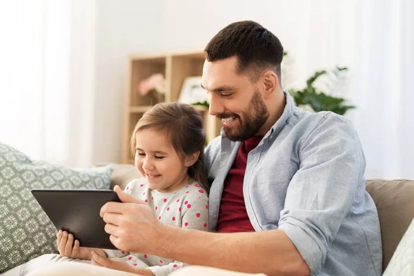 Pai e filha com computador tablet em casa — Fotografia de Stock
