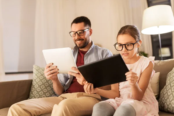 Far och dotter med tablet-datorer hemma — Stockfoto