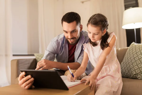 Padre e hija haciendo los deberes juntos —  Fotos de Stock