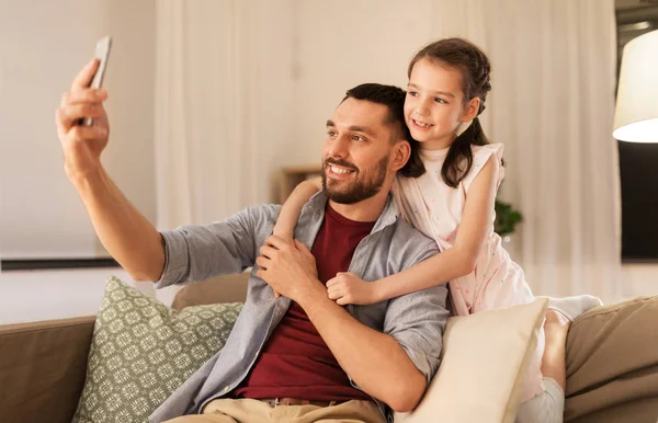 Far och dotter tar selfie hemma — Stockfoto