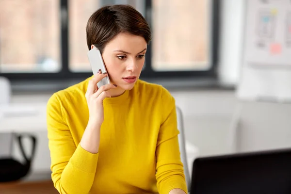 Zakenvrouw belt op smartphone op kantoor — Stockfoto