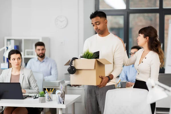 Collega zien uit Sad ontslagen mannelijke kantoormedewerker — Stockfoto