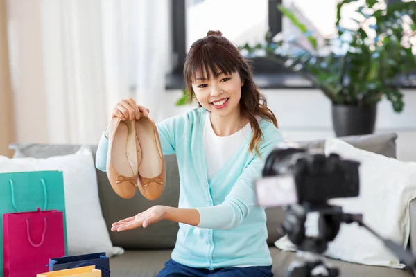 Asiático mujer moda blogger haciendo vídeo de zapatos — Foto de Stock