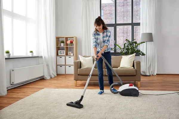 Asian woman with vacuum cleaner at home — Stock Photo, Image