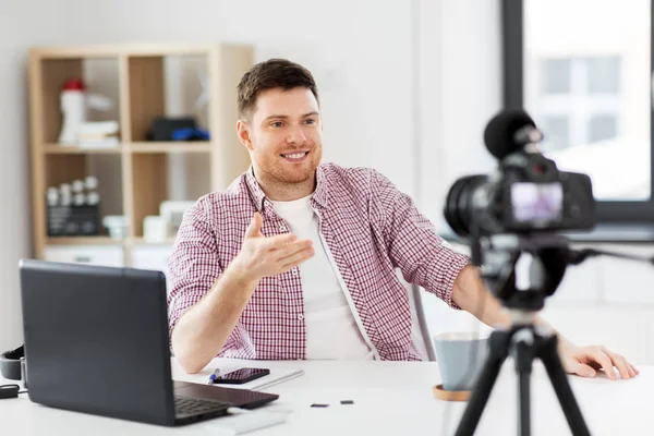 Male blogger with camera videoblogging at home — Stock Photo, Image