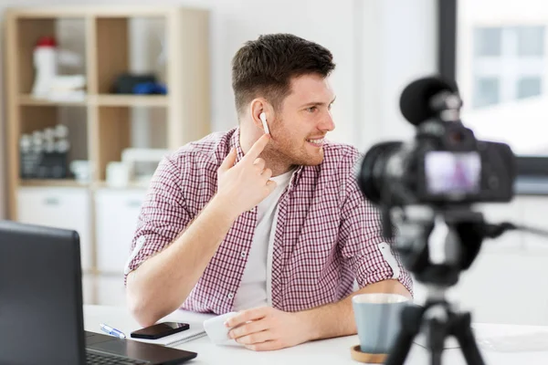 Blogger masculino con auriculares videoblogging en casa — Foto de Stock