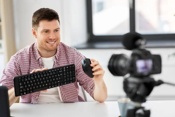 Video blogger con teclado y ratón de ordenador — Foto de Stock