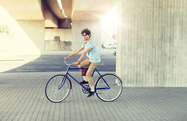 Giovane hipster uomo guida bici a scatto fisso — Foto Stock
