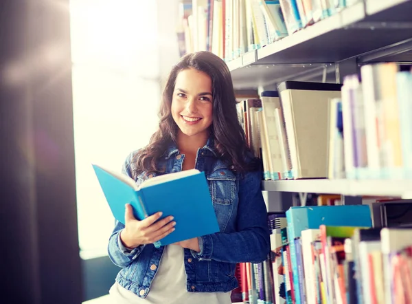Gymnasiastin liest Buch in Bibliothek — Stockfoto