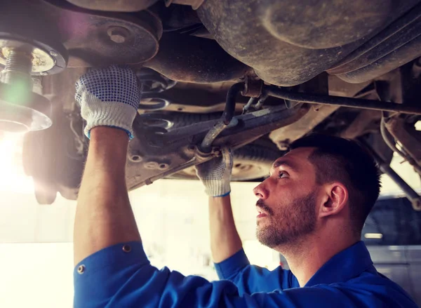 Meccanico uomo o fabbro riparazione auto in officina — Foto Stock