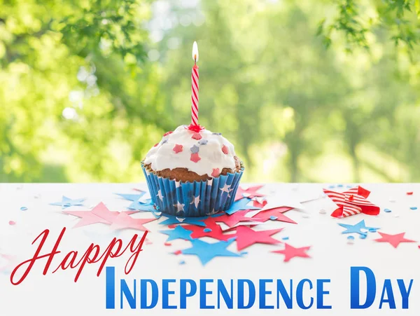 Cupcake mit Kerze am amerikanischen Unabhängigkeitstag — Stockfoto
