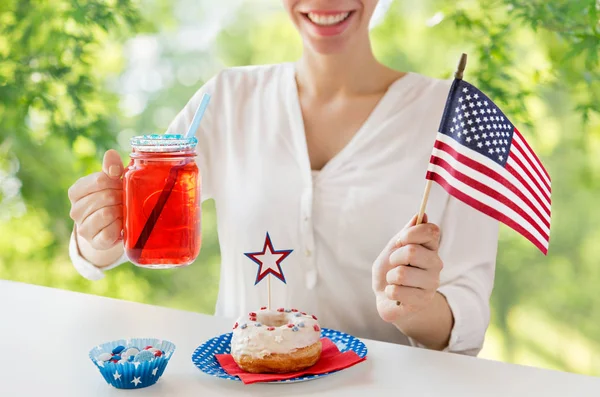 Mulher feliz celebrando o dia da independência americana — Fotografia de Stock