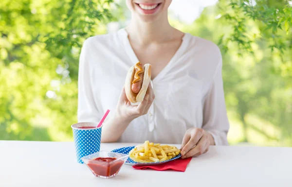 Primo piano di donna mangiare hot dog e patatine fritte — Foto Stock