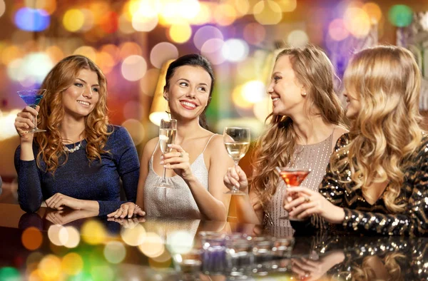 Szczęśliwa kobieta napoje w szklankach w nocnym klubie — Zdjęcie stockowe