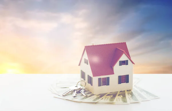 Közelről hazai modell, a pénz és a ház gombokkal — Stock Fotó