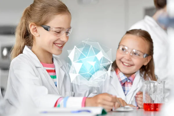 Niños con probeta que estudian química en la escuela —  Fotos de Stock