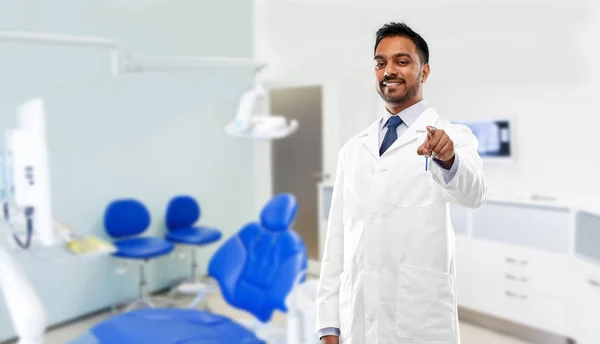 Indiase tandarts die naar u wijst bij Dental Clinic — Stockfoto