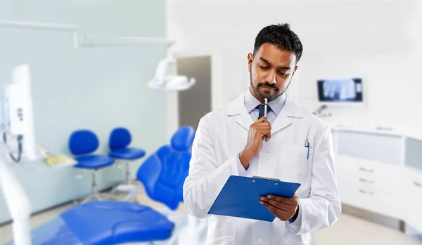 Стоматолог с планшетом в стоматологической клинике — стоковое фото