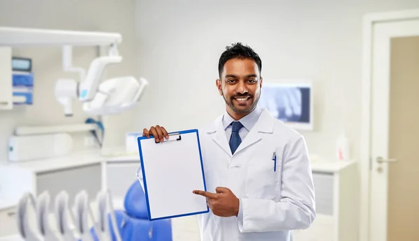 Tandarts met papier op Klembord bij Dental Clinic — Stockfoto